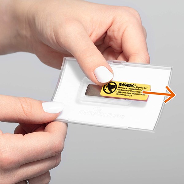 Nevjegykituzo_DURABLE_Click_Fold_54x90_mm_magneses_elfordulasmentes_atlatszo-i1477790.jpg